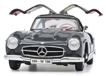 Lade das Bild in den Galerie-Viewer, Mercedes Benz 300 SL Flügeltürer grau 1:18