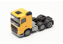 Lade das Bild in den Galerie-Viewer, Volvo FH 2020 6x2 Zugmaschine maisgelb 1:87