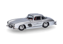 Lade das Bild in den Galerie-Viewer, Mercedes-Benz 300 SL Flügeltürer, silbermetallic 1:87