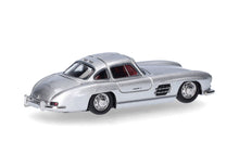 Lade das Bild in den Galerie-Viewer, Mercedes-Benz 300 SL Flügeltürer, silbermetallic 1:87