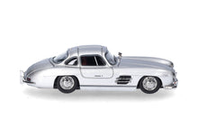 Lade das Bild in den Galerie-Viewer, Mercedes-Benz 300 SL Flügeltürer, silbermetallic 1:87