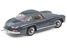 Lade das Bild in den Galerie-Viewer, Mercedes Benz 300 SL Flügeltürer grau 1:18
