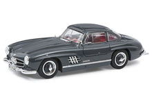 Lade das Bild in den Galerie-Viewer, Mercedes Benz 300 SL Flügeltürer grau 1:18