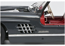 Lade das Bild in den Galerie-Viewer, Mercedes Benz 300 SL Flügeltürer grau 1:18