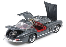 Lade das Bild in den Galerie-Viewer, Mercedes Benz 300 SL Flügeltürer grau 1:18
