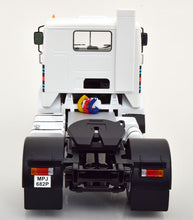 Lade das Bild in den Galerie-Viewer, Volvo F88 Martini Racing-Team 1:18