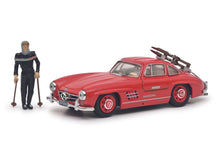 Lade das Bild in den Galerie-Viewer, Mercedes-Benz 300 SL Coupé mit Ski und Skifahrerin "Davos 1957"