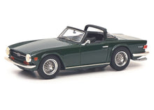 Lade das Bild in den Galerie-Viewer, Triumph TR6 grün 1:43 Resin