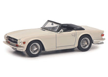 Lade das Bild in den Galerie-Viewer, Triumph TR6 weiss 1:43 Resin