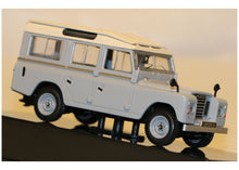 Lade das Bild in den Galerie-Viewer, Land Rover Series II 109 Station Wagen 1:43
