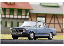 Lade das Bild in den Galerie-Viewer, BMW 2002 Cabrio blau 1:43 Resin