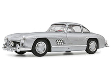 Lade das Bild in den Galerie-Viewer, Mercedes Benz 300 SL Flügeltürer silber 1:18