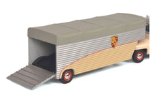 Lade das Bild in den Galerie-Viewer, VW T1b Renntransporter Continental Motors 1:43 Resin