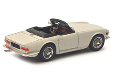 Lade das Bild in den Galerie-Viewer, Triumph TR6 weiss 1:43 Resin