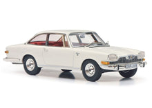 Lade das Bild in den Galerie-Viewer, Glas 2600 V8 weiss 1:43 Resin