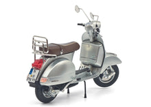 Lade das Bild in den Galerie-Viewer, Motorrad PX 125 70 Years silber 1:10