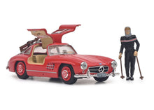 Lade das Bild in den Galerie-Viewer, Mercedes-Benz 300 SL Coupé mit Ski und Skifahrerin "Davos 1957"