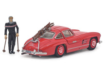 Lade das Bild in den Galerie-Viewer, Mercedes-Benz 300 SL Coupé mit Ski und Skifahrerin "Davos 1957"