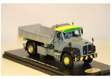 Lade das Bild in den Galerie-Viewer, Saurer D330B Hauber 4x4 Kipper hellgrau