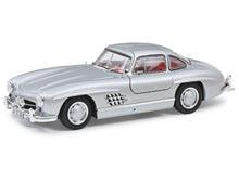Lade das Bild in den Galerie-Viewer, Mercedes Benz 300 SL Flügeltürer silber 1:18