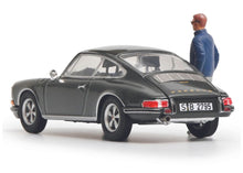 Lade das Bild in den Galerie-Viewer, Porsche 911S Coupé mit Figur  1:43
