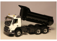 Lade das Bild in den Galerie-Viewer, Volvo FMX White Edition Kipper 1:50