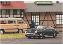 Lade das Bild in den Galerie-Viewer, Porsche 911S Coupé mit Figur 1:43