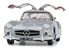 Lade das Bild in den Galerie-Viewer, Mercedes Benz 300 SL Flügeltürer silber 1:18
