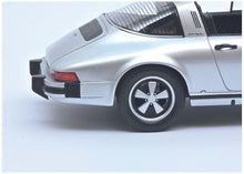 Lade das Bild in den Galerie-Viewer, Porsche 911 Targa silber 1:18 Resin