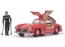 Lade das Bild in den Galerie-Viewer, Mercedes-Benz 300 SL Coupé mit Ski und Skifahrerin "Davos 1957"