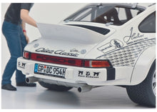 Lade das Bild in den Galerie-Viewer, Porsche 911 Röhrl x 911 mit Figur Walter Röhrl 1:18 Resin