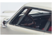 Lade das Bild in den Galerie-Viewer, Glas 2600 V8 weiss 1:43 Resin