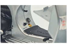 Lade das Bild in den Galerie-Viewer, Motorrad PX 125 70 Years silber 1:10