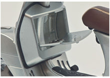 Lade das Bild in den Galerie-Viewer, Motorrad PX 125 70 Years silber 1:10
