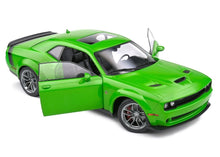 Lade das Bild in den Galerie-Viewer, Dodge Challanger grün 1:18