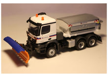 Lade das Bild in den Galerie-Viewer, Mercedes-Benz Arocs Winterdient 3chs mit Streueraufbau