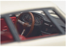 Lade das Bild in den Galerie-Viewer, Glas 2600 V8 weiss 1:43 Resin