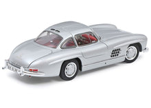 Lade das Bild in den Galerie-Viewer, Mercedes Benz 300 SL Flügeltürer silber 1:18