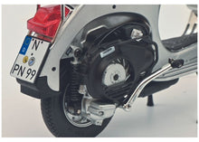 Lade das Bild in den Galerie-Viewer, Motorrad PX 125 70 Years silber 1:10