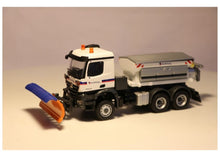 Lade das Bild in den Galerie-Viewer, Mercedes-Benz Arocs Winterdient 3chs mit Streueraufbau