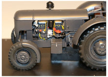 Lade das Bild in den Galerie-Viewer, Vevey 560 Armeetraktor 1:32