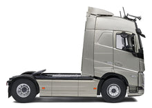 Lade das Bild in den Galerie-Viewer, Volvo Globetr. bronze 1:24