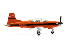 Lade das Bild in den Galerie-Viewer, Pilatus PC-7 A-931 Ursprungsbemalung orange 1:72