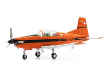 Lade das Bild in den Galerie-Viewer, Pilatus PC-7 A-931 Ursprungsbemalung orange 1:72