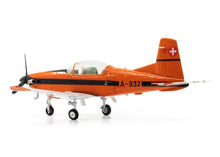 Lade das Bild in den Galerie-Viewer, Pilatus PC-7 A-932 Ursprungsbemalung orange 1:72

