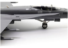 Lade das Bild in den Galerie-Viewer, F/A-18c Hornet J-5001 1:72
