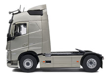 Lade das Bild in den Galerie-Viewer, Volvo Globetr. bronze 1:24