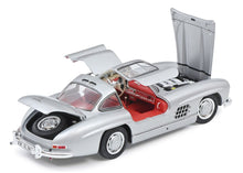 Lade das Bild in den Galerie-Viewer, Mercedes Benz 300 SL Flügeltürer silber 1:18