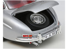 Lade das Bild in den Galerie-Viewer, Mercedes Benz 300 SL Flügeltürer silber 1:18