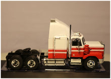 Lade das Bild in den Galerie-Viewer, GMC General 1980 Red/Withe 1:43
